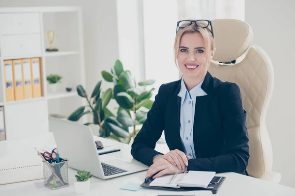 Portret van charmante mooie vrouw in stijlvolle outfit zitten in ma — Stockfoto