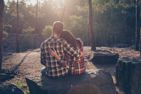 Tillbaka bakifrån av fin härlig makar, bär casual rutig — Stockfoto