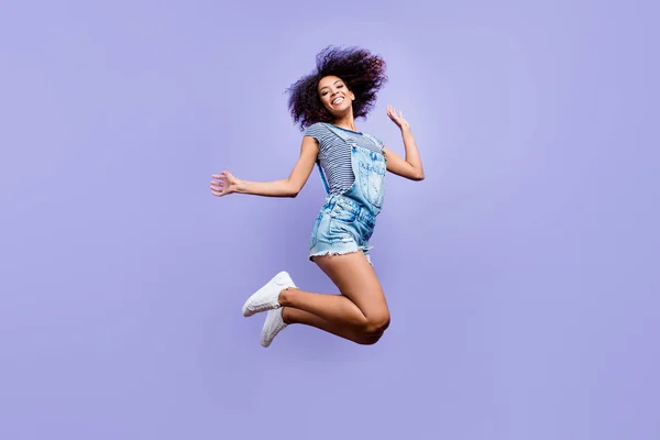 Visão inferior retrato de menina positiva louca no salto de roupa de jeans — Fotografia de Stock