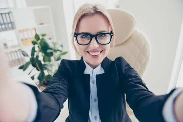 Autoportrait de femme positive gaie dans le tir de lunettes — Photo