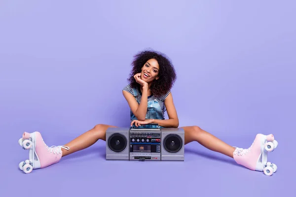 O retrato da menina positiva alegre está pronto para o partido no rolo — Fotografia de Stock