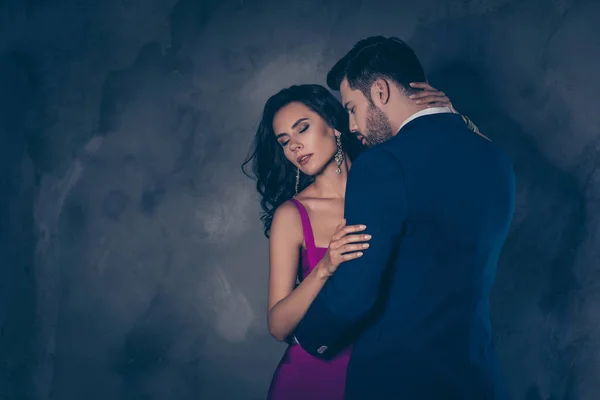 Retrato de mujer morena tentadora con los ojos cerrados disfrutando de caballero — Foto de Stock