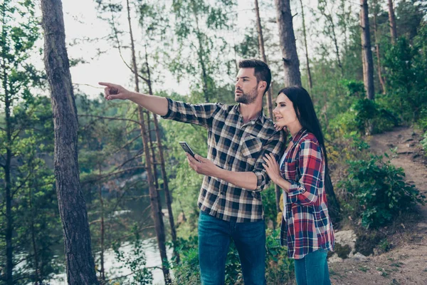 Trendiga snygga fina härliga makar på smekmånad, bär casual — Stockfoto