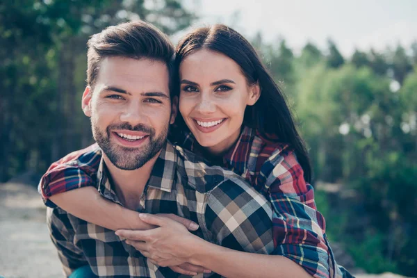 Retrato de agradável bonito duas pessoas, casal latino, g barbudo — Fotografia de Stock