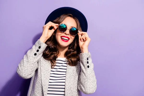Portrait of funny carefree girl holding eyelets of glasses with — Stock Photo, Image