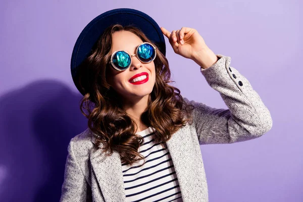 Retrato de toothy menina alegre com radiante sorriso batom vermelho — Fotografia de Stock