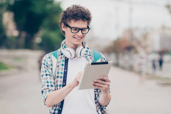 Curly pelo lindo atractivo sonriente guapo chico blogger con t — Foto de Stock