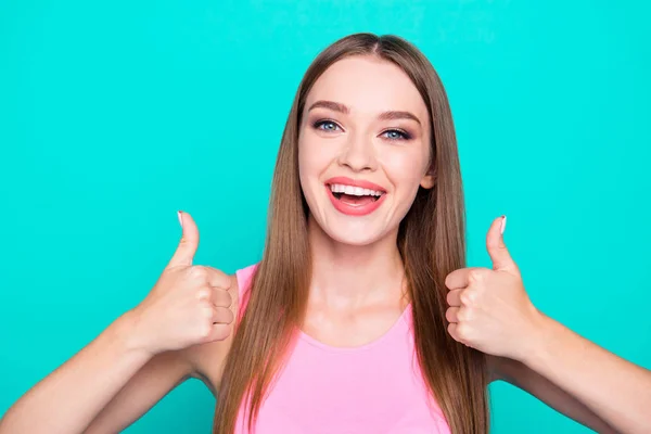 Portret van jonge hipster meisje brunette haar duimen opdagen op — Stockfoto