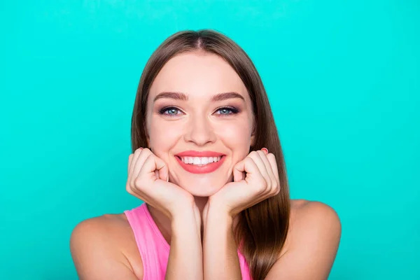 Retrato de cerca de chica hipster agradable y amable que mira a la — Foto de Stock