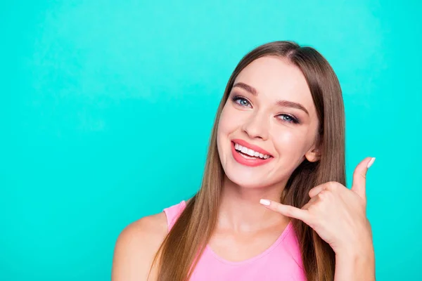 Portret van aantrekkelijke leuk schattig vrij mooie rechte-haire — Stockfoto