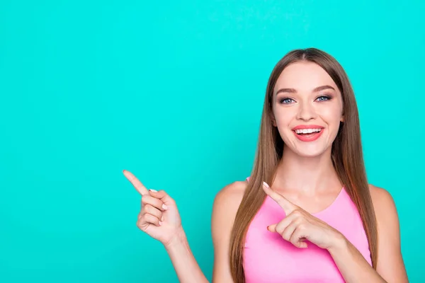 Portrait eines selbstbewussten brünetten Hipster-Mädchens, das freudig zeigt, dass — Stockfoto