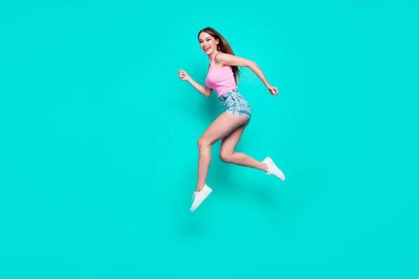 Повнорозмірний портрет молодої студентки, яка сміється і біжить — стокове фото
