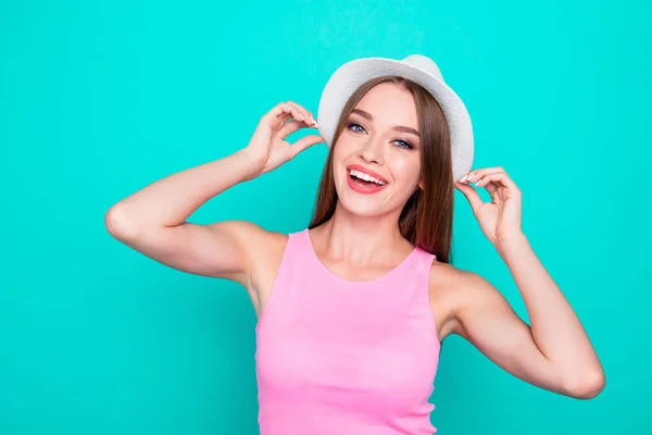 Atraktivní nádherná mladá usměvavá dívka, která nosí klobouk dotýká h — Stock fotografie