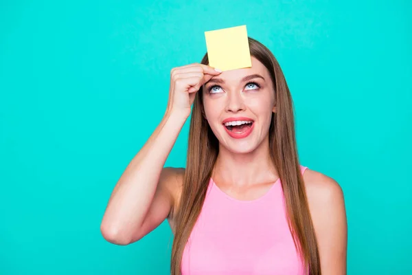 Retrato de una joven de pelo recto alegre y sonriente — Foto de Stock