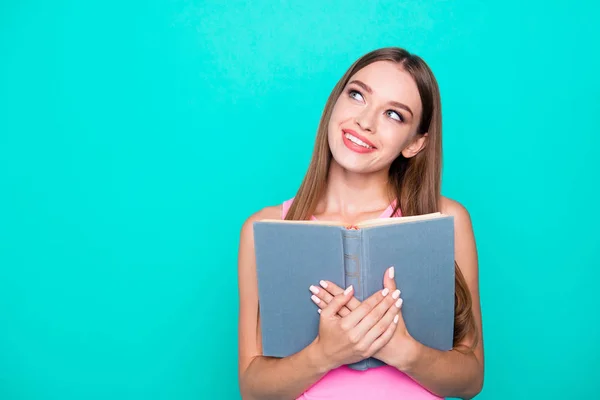 Retrato de una atractiva joven sonriente usando una blusa rosa ho — Foto de Stock