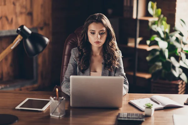 Slimme aantrekkelijke stijlvolle klassieke trendy serieuze zaak dame ty — Stockfoto