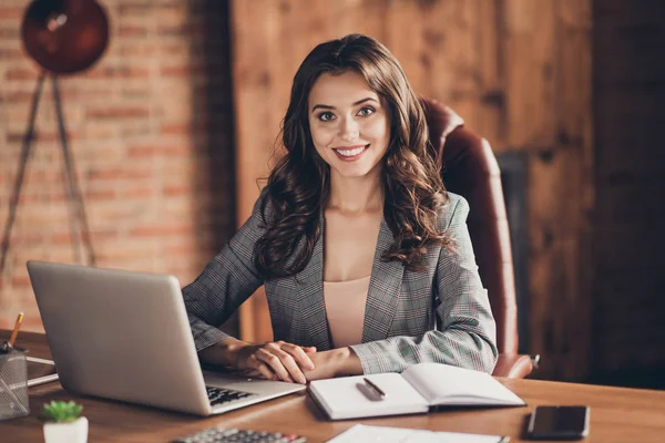 Vrolijke aantrekkelijke schattig stijlvolle mooie klassieke trendy bu — Stockfoto