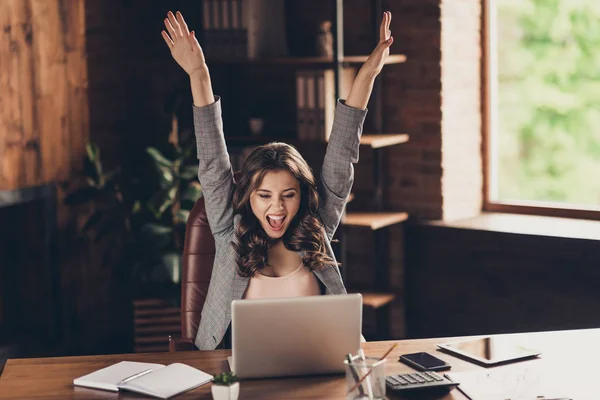 Alegre alegre atractivo elegante elegante hermoso clásico tre — Foto de Stock