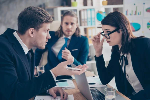 Tre affärsmän, ung dam boss i glasögon, debatt — Stockfoto