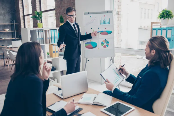 Tres elegantes hombres de negocios clásicos en el lugar de trabajo, estadísticas de trabajo — Foto de Stock