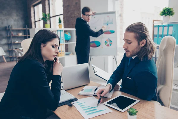 Drie elegante klassieke zakenmensen op arbeidsplaats, werk statio — Stockfoto