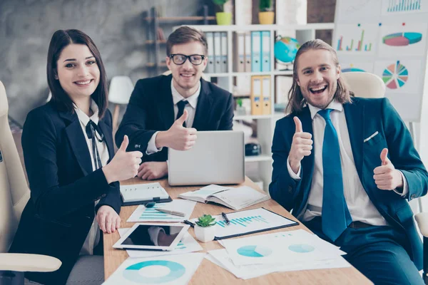 Trabajo hecho Tres elegantes negocios jóvenes clásicos modernos satisfechos —  Fotos de Stock