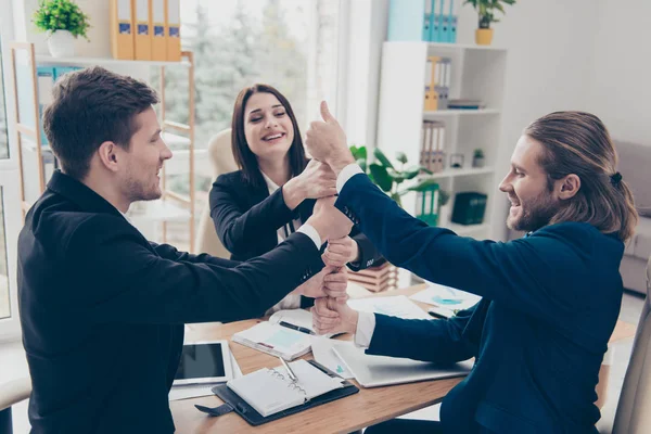 Concetto di successo insieme. Tre eleganti business sha classici — Foto Stock