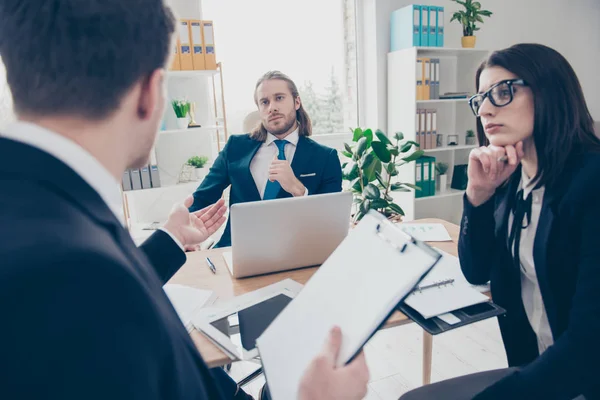 Tre eleganta klassiska business hajar, företagare i kostymer h — Stockfoto