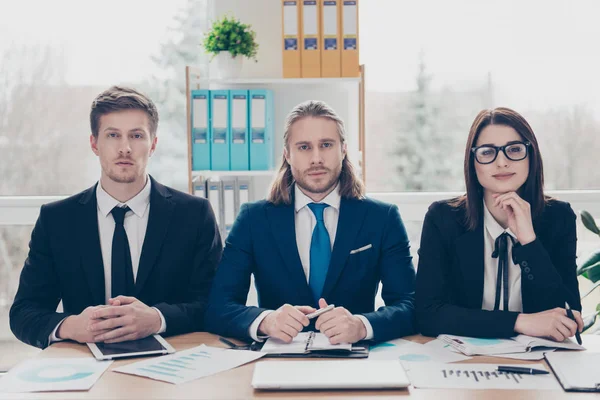 Tři elegantní klasické obchodní žraloků, partnerům, nábor sta — Stock fotografie