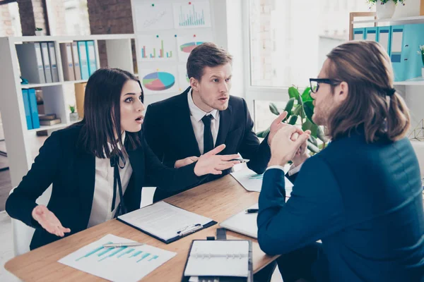 Tre eleganta klassiska business hajar, företagare i kostymer, — Stockfoto