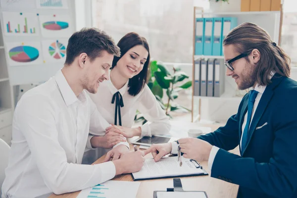 Pareja compradora de casa. Tres clases eleganteses gente de negocios, larga — Foto de Stock