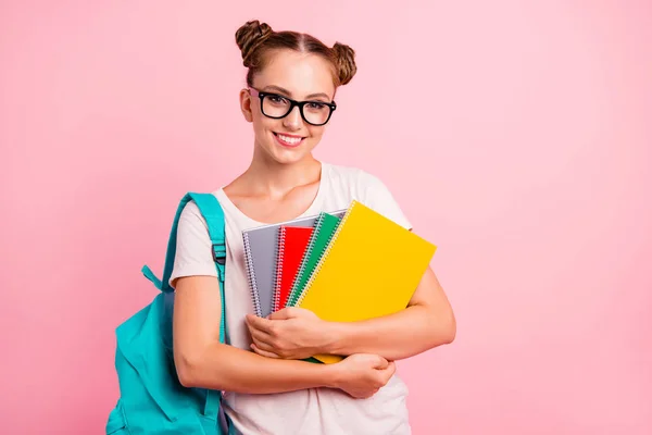 Kész arra, hogy szép és édes lány portréja tartsa színes iskola — Stock Fotó