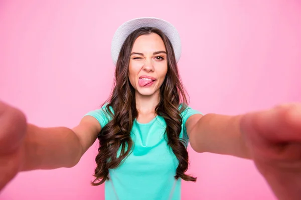 Ganska ung flicka i en vit hatt gör selfie på främre kameran sma — Stockfoto