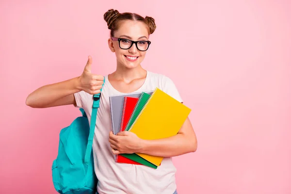 Nejlepší školní rok portrét sladký a roztomilý dívka drží barevné n — Stock fotografie