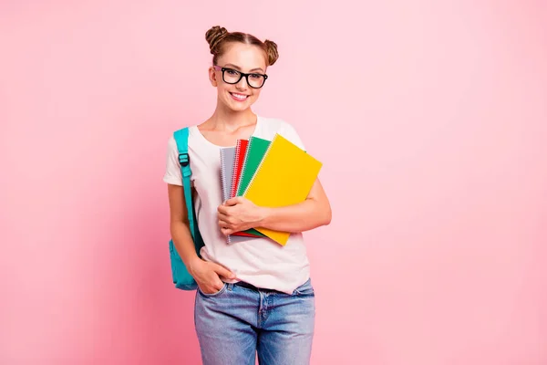 Retrato de colegial leitora doce em jeans jeans jeans segurando uma caneca — Fotografia de Stock