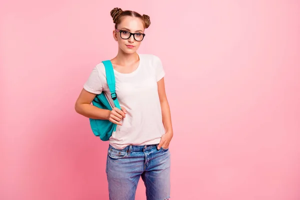 Menina da escola na moda em jeans segurando uma mochila azul beh — Fotografia de Stock