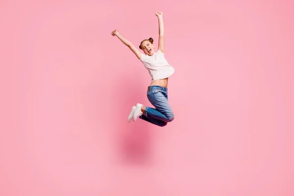 Volle Beine, Körper, Größe Porträt des jungen Mädchens schließen Augen vor Freude, — Stockfoto