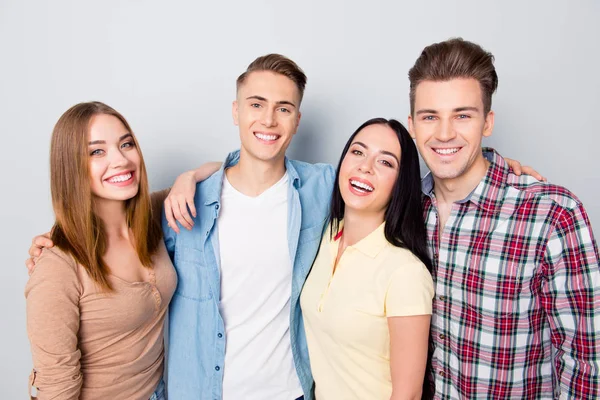 Retrato de inteligente, estilo, elegante, emocional e feliz jovem — Fotografia de Stock