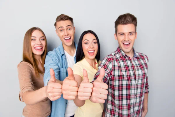 Gutes Teamwork-Konzept mit Fokus auf Geste Daumen hoch — Stockfoto