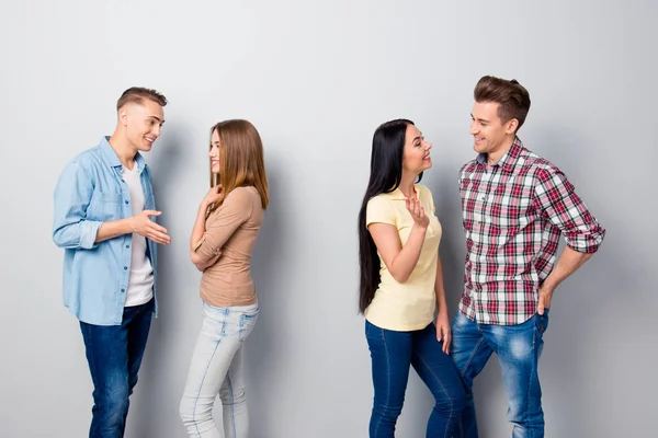 Vier attraktive junge lächelnde Freundinnen, zwei Mädchen und zwei — Stockfoto