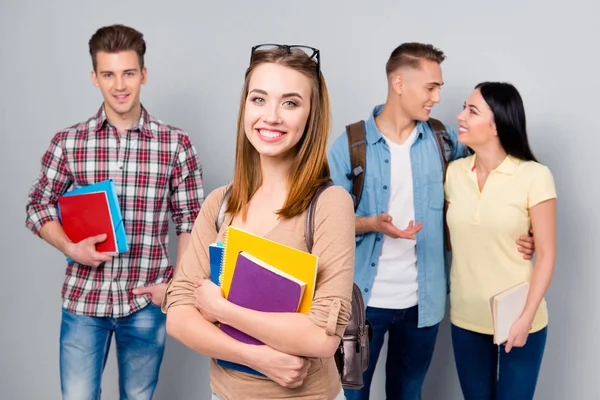 Tesoro elegante trandy ragazza giovane si trova sul backgroun — Foto Stock