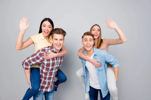 Portret van stijlvolle hipster funky jongere geïsoleerd op lichte gr — Stockfoto