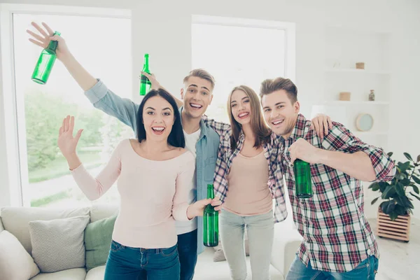 Despreocupado, hermoso, funky, fantasía, alegre, gente joven alegre — Foto de Stock