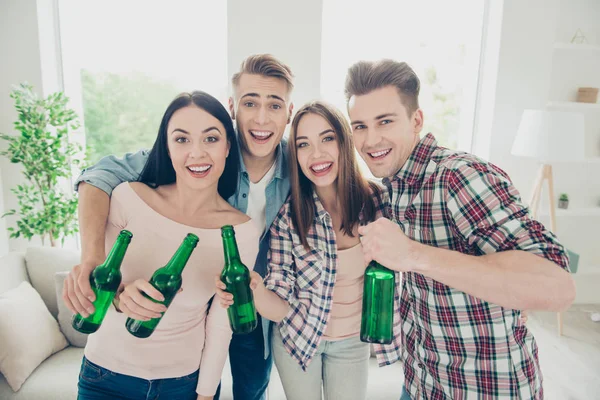 Felicidad real para estar en esta compañía Positivo, alegre, despreocupado — Foto de Stock