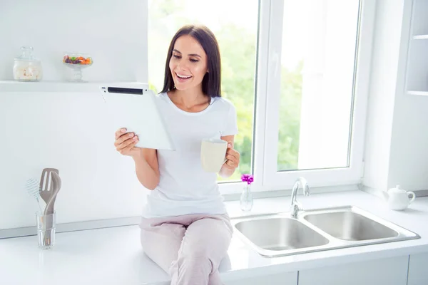 Schattig charmante vrolijke vrij trendy stijlvolle meisje drankje — Stockfoto