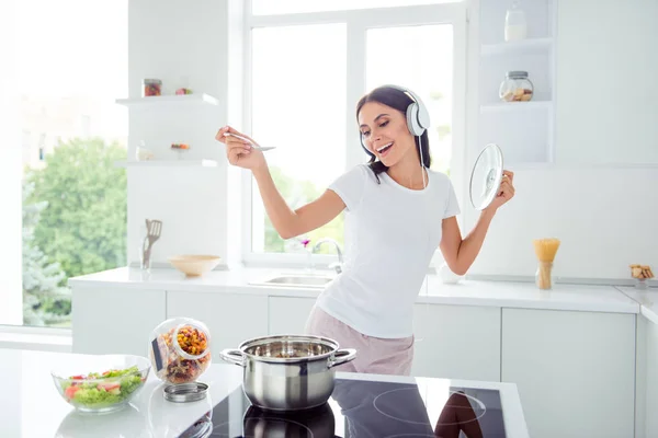 Schattig leuk charmant vrolijke vrij mooi stijlvolle meisje si — Stockfoto