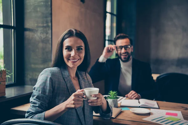 Dos alegres modernos elegantes elegantes empresarios clásicos, parte —  Fotos de Stock