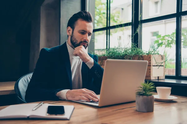 Minded moderno profesional con estilo clásico barbudo hombre, líder i — Foto de Stock