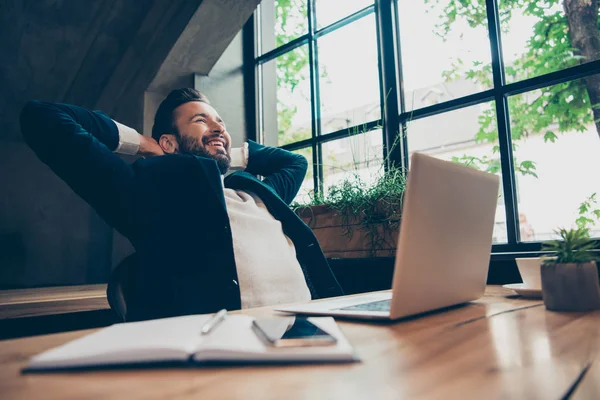 Vista de ángulo bajo de alegre moderno profesional elegante clásico b — Foto de Stock