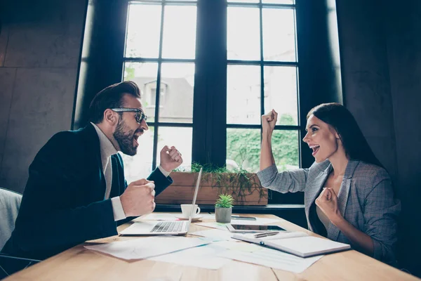 Celebrando un gran avance. Dos estilos profesionales modernos alegres —  Fotos de Stock